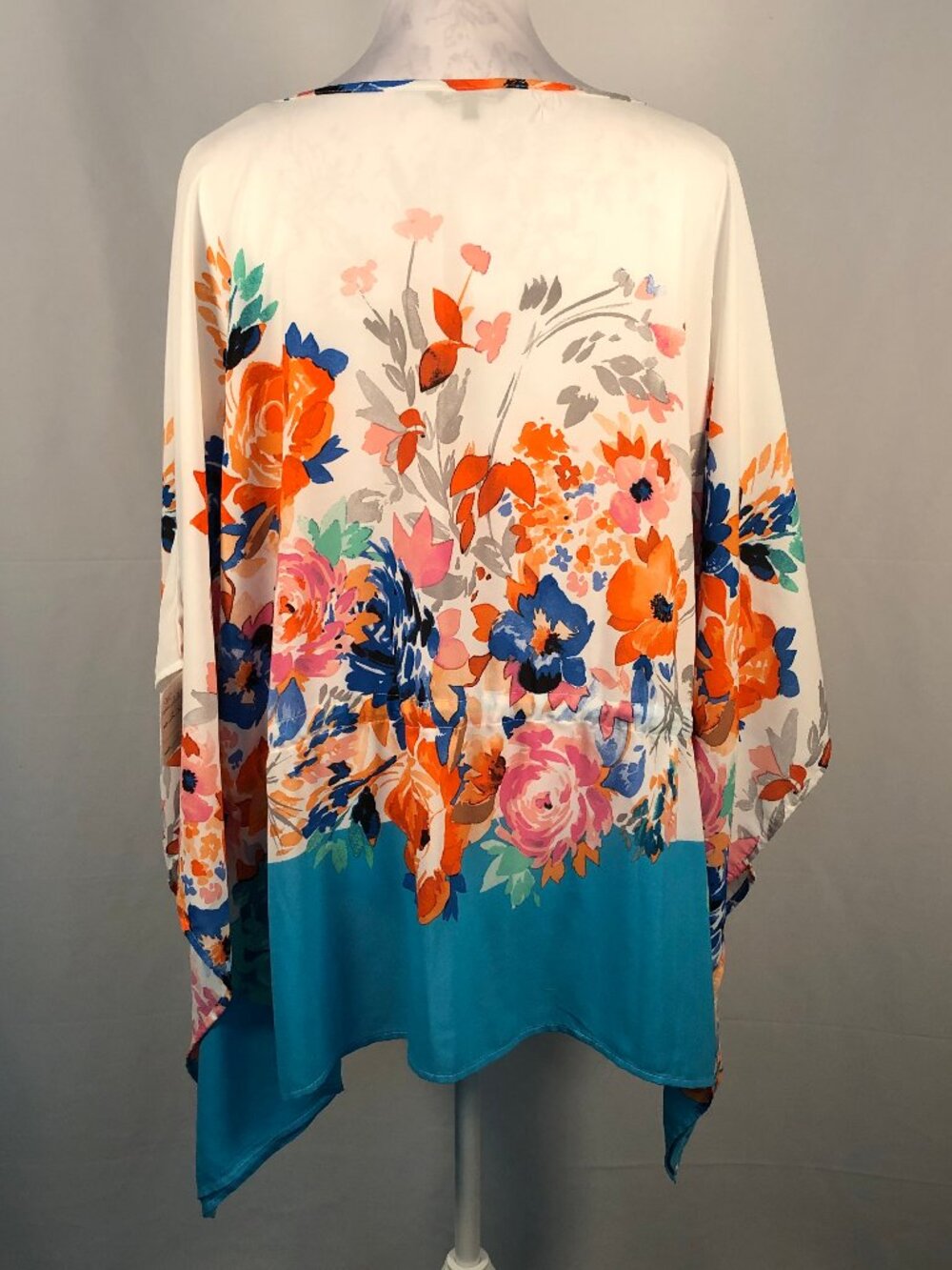 Unique Spectrum Floral Blouse | 3X - Picture 5 of 9